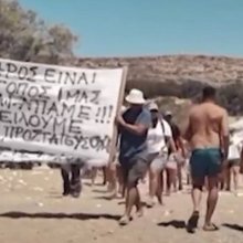 Αντιδράσεις για τα ομπρελοκαθίσματα στην παραλία Τρυπητή της Πάρου