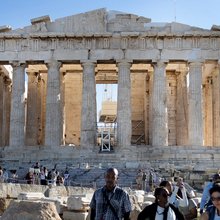 Τουρίστες στον ιερό βράχο της Ακρόπολης