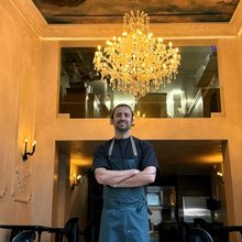 άνδρας σεφ εστιατόριο σάλα πολυέλαιος τοιχογραφία Καραβάτζιο 