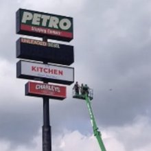  Εργαζόμενος στις ΗΠΑ εγκλωβίστηκε σε υπερυψωμένη πινακίδα για 7 ώρες