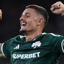 Ο Έλμιν Ραστόντερ πανηγυρίζει για το 2-2 
