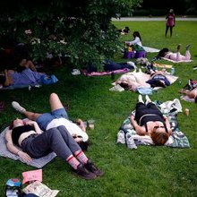 Τι είναι το Club Rest Stop όπου οι συμμετέχοντες καλούνται να αφήσουν στην άκρη κινητά και υποχρεώσεις και να αφιερώσουν 2 ώρες αποκλειστικά στην ξεκούραση / FACEBOOK