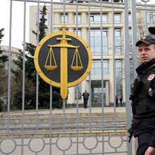 Aστυνομικοί φρουρούν την είσοδο του Δικαστηρίου της Μόσχας