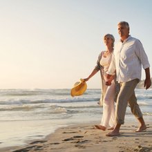 Ηλικιωμένοo ζευγάρι περπατά στην παραλία - Shutterstock
