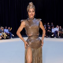 Η Τεγιάνα Τέιλορ στην επίδειξη του οίκου Ashi Studio