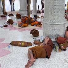 Τραυματισμένοι μοναχοί στην επαρχία Μουκνταχάν της Ταϊλάνδης ξεκουράζονται στον ναό Phu Manorom