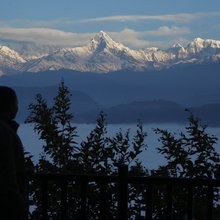 Ένας τουρίστας κοιτάζει το Ματσαπουτσάρε, γνωστό και ως «Όρος Ψαροουρά», από την Ποκάρα, περίπου 193 χιλιόμετρα δυτικά του Κατμαντού, στο Νεπάλ 