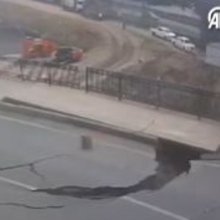 Δρόμος κατέρρευσε στην Τουρκία λίγα δευτερόλεπτα αφού πέρασε αυτοκίνητο
