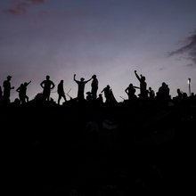 Κάτοικοι και διασώστες στα χαλάσματα από τους σεισμούς στη Βενεζουέλα