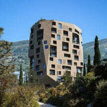 Η πολυκατοικία στην Αυλώνα της Αλβανίας που είναι εμπνευσμένη από τα Μετέωρα -Με σπίτια-σπηλιές στον «βράχο»
