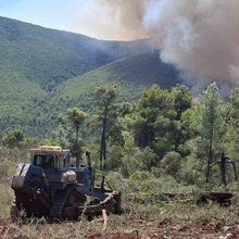 Αγωνιώδεις προσπάθειες έξω από Άγιο Νεκτάριο και Κρύο Πηγάδι για την δημιουργία αντιπυρικών ζωνών 