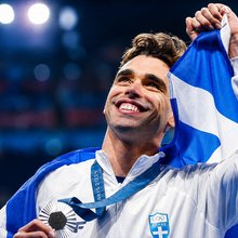 Ο Απόστολος Χρήστου με τη σημαία της Ελλάδας