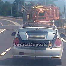 Επιβατηγό αυτοκίνητο φορτωμένο θρανία προκαλεί ανησυχία στην Ανθήλη -Ερωτήματα για τη διαχείριση δημόσιου εξοπλισμού