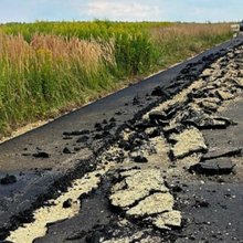 Απίστευτο βίντεο: Αγρότης στην Πολωνία όργωσε με τρακτέρ φρεσκοστρωμένη άσφαλτο επειδή θεωρούσε τον δρόμο δικό του