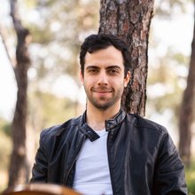 Πώς ο Ραχμάνινοφ συναντά τη μνήμη της Μικρασιατικής Καταστροφής στο Πυθαγόρειο; Απαντά ο κ. διευθυντής του Samos Young Artists