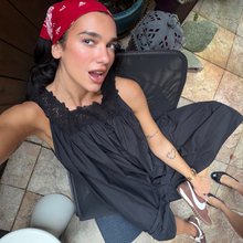 Το ρετρό look είναι η αγαπημένη επιλογή της Dua Lipa στις διακοπές της 