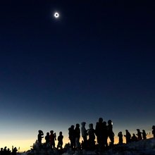 Άνθρωποι σε κορυφογραμμή παρατηρούν έκλειψη Ηλίου στις ΗΠΑ