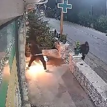 Αρκαδία: Βίντεο ντοκουμέντο από τη στιγμή που άγνωστοι βάζουν φωτιά σε φαρμακείο στην περιοχή Βλαχέρνα