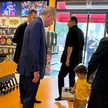 O Τούρκος πρόεδρος, Ρετζέπ Ταγίπ Ερντογάν εθεάθη να ψωνίζει παιχνίδια με τον εγγονό του