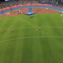 Η στιγμή που το ακόντιο κατευθύνεται με τροχιά ακριβώς πάνω στο σώμα του κριτή
