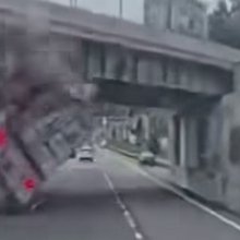 Βίντεο σοκ: Φορτηγό προσέκρουσε σε γέφυρα στη Νέα Υόρκη και ανατράπηκε σε πολυσύχναστο αυτοκινητόδρομο