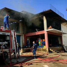 Φωτιά σε αποθήκες με ψυγεία στο Δρέπανο Αργολίδας, ένας τραυματίας -Δείτε βίντεο και εικόνες