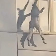 Τρομακτικές στιγμές στο Βερολίνο -Κρεμάστηκε από τον 11ο όροφο φλεγόμενου κτιρίου και πήδηξε για να σωθεί [βίντεο]