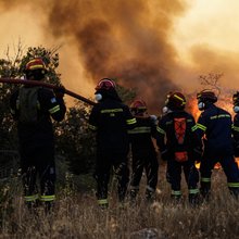 Πυροσβέστες επιχειρούν στη μεγάλη φωτιά στην Αττική