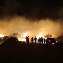 Φωτιά στη Σητεία -Επιχειρούν 40 πυροσβέστες, ισχυροί άνεμοι στην περιοχή