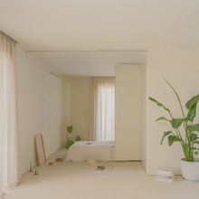 H σούπερ μίνιμαλ ανακαίνιση διαμερίσματος στη «Στρογγυλή Πολυκατοικία» της Κηφισιάς -Μαγικό κουτί με κρυφούς χώρους