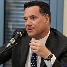 Ο Άδωνις Γεωργιάδης μπροστά από ένα μικρόφωνο