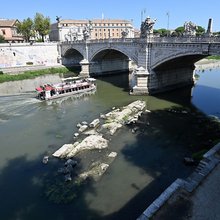 Τα ερείπια μιας αρχαίας γέφυρας εμφανίστηκαν στον Τίβερη ποταμό της Ρώμης / AΡ