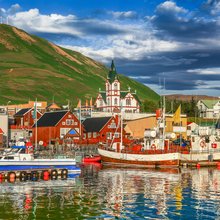 Όμορφη θέα της ιστορικής πόλης του Husavik στην Ισλανδία