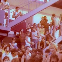 Ένας αιώνας τέχνης, ναρκωτικών και σεξ στην «πιο καυτή» παραλία του κόσμου, από τις απαρχές του νησιού ως αποικίας γυμνιστών έως τις μέρες μας / INSTAGRAM