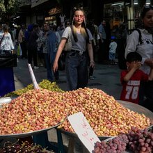 Κόσμος σε αγορά στην Τεχεράνη, πρωτεύουσα του Ιράν