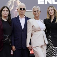 Η Τζέιμι Λι Κέρτις ποζάρει μαζί με τον σύζυγό της Κρίστοφερ Γκεστ, και τις κόρες τους Ρούμπι, άκρη αριστερά, και Άνι / Φωτογραφία: AP Photo/Chris Pizzello