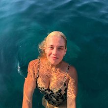 Η Τζένη Θεωνά βρήκε το ιδανικό ολόσωμο με print για στιλάτες εμφανίσεις στην παραλία
