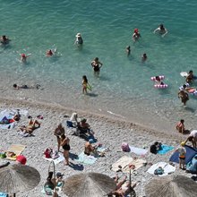 Ζέστη και βουτιές στην παραλία