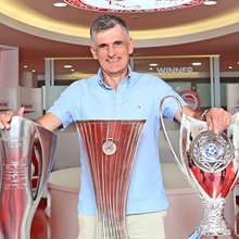 Ο Χοσέ Λουίς Μεντιλίμπαρ με τα τρόπαια του Conference League και του νταμπλ που κατέκτησε με τον Ολυμπιακό τη διετία 2024-25. 