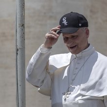 Ο Πάπας Λέων ΙΔ΄ φορά καπέλο της ομάδας μπέιζμπολ Chicago White Sox