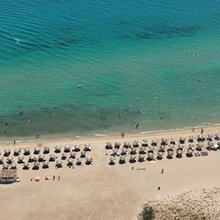 Ομπρέλες και ξαπλώστρες σε παραλία