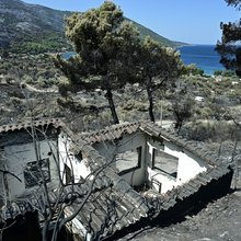 Εικόνες καταστροφής από τη φωτιά στο Πόρτο Γερμενό