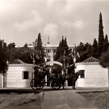 Kεντρική πύλη της Αναργυρείου και Κοργιαλενείου Σχολής Σπετσών 
