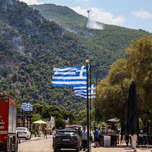 Επιχείρηση της Πυροσβεστικής στην Ψάθα, την πέμπτη ημέρα της μεγάλης φωτιάς