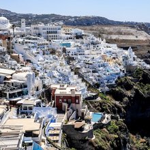 Οι διακυμάνσεις των τουριστικών εσόδων στις Κυκλάδες: Τα αίτια και τα συμπεράσματα για το μέλλον [πίνακας]