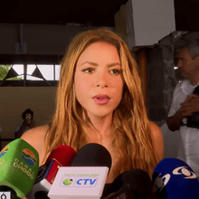 Η Σακίρα επισκέφθηκε τον νομό Τσοκό και υποσχέθηκε να χρηματοδοτήσει την ανοικοδόμηση σχολείων