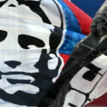 Οπαδοί της ΤΣΣΚΑ με σημαία που έχει το πρόσωπο του Πέρχουν