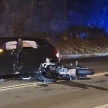 Τροχαίο στην Αθηνών - Σουνίου:  Αυτοκίνητο συγκρούστηκε με μηχανή της ΔΙΑΣ - Τραυματιστήκαν αστυνομικοί