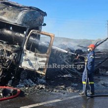 Πυροσβέστης σβήνει φωτιά σε φορτηγό