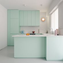 Μια μεζονέτα στο Κουκάκι με έπιπλα σε όλες τις αποχρώσεις της μέντας -Απίθανο [εικόνες]